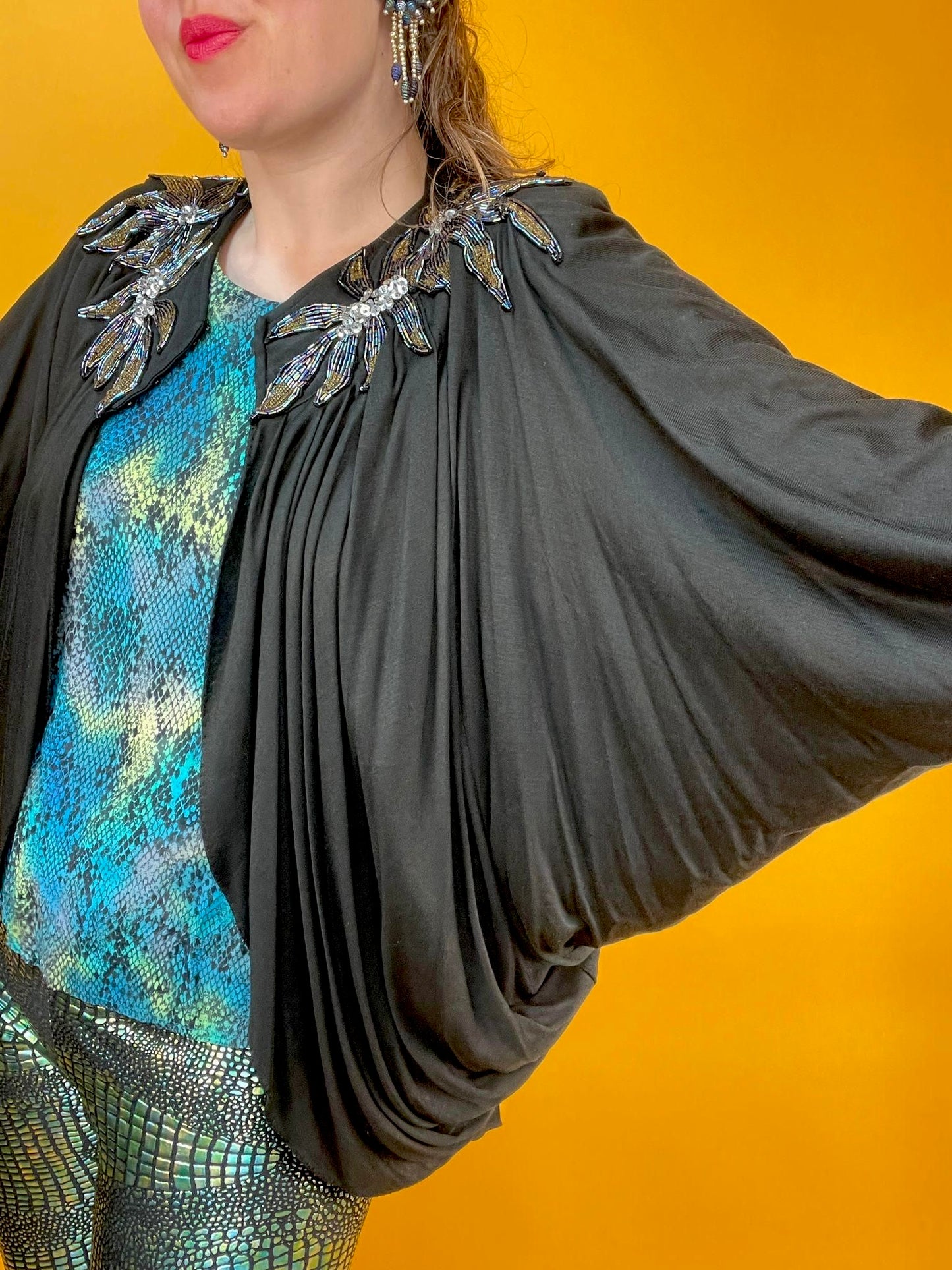 Elegantes Jerseyjäckchen mit Paillettenbesatz und dramatischem Faltenwurf