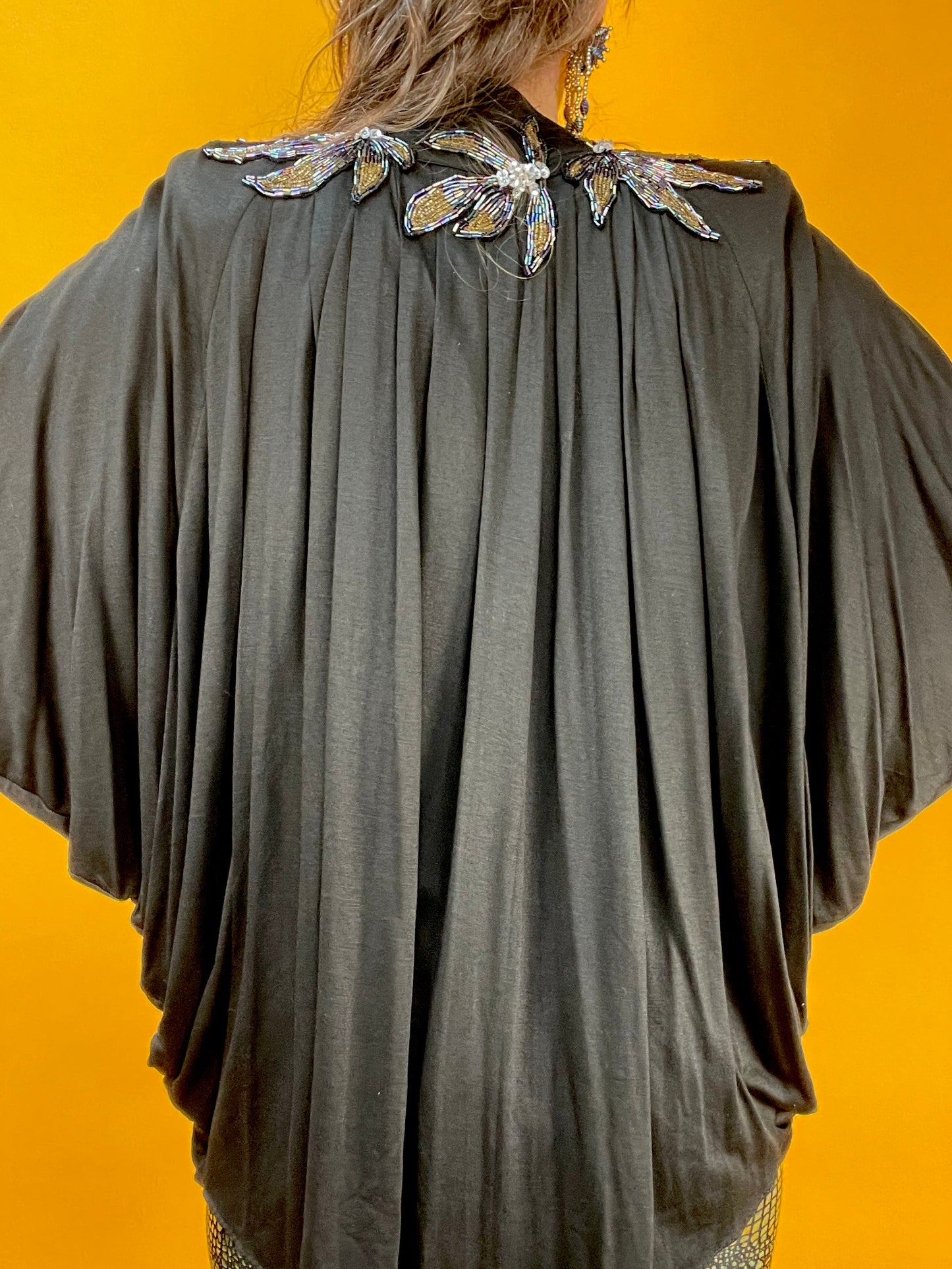 Elegantes Jerseyjäckchen mit Paillettenbesatz und dramatischem Faltenwurf