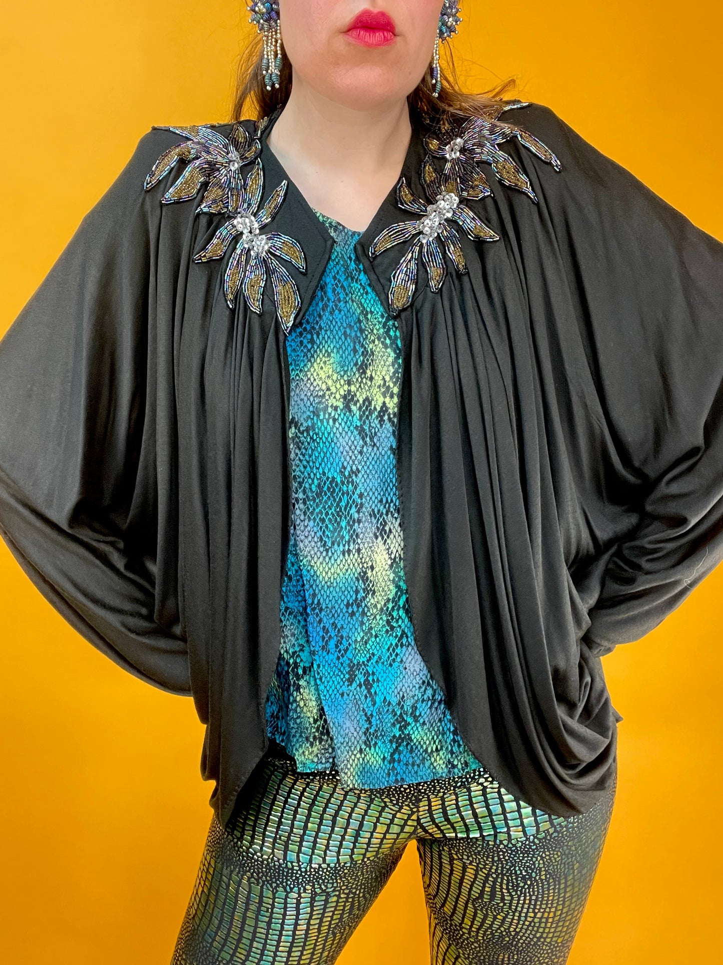 Elegantes Jerseyjäckchen mit Paillettenbesatz und dramatischem Faltenwurf