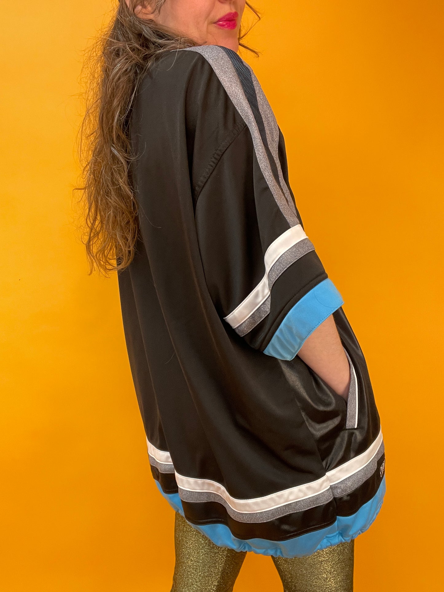 Sporty Kurzarmsweater für lässige Streetcredibility im Wet-Look Design