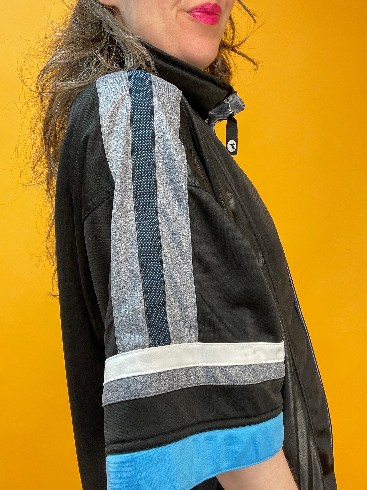 Sporty Kurzarmsweater für lässige Streetcredibility im Wet-Look Design