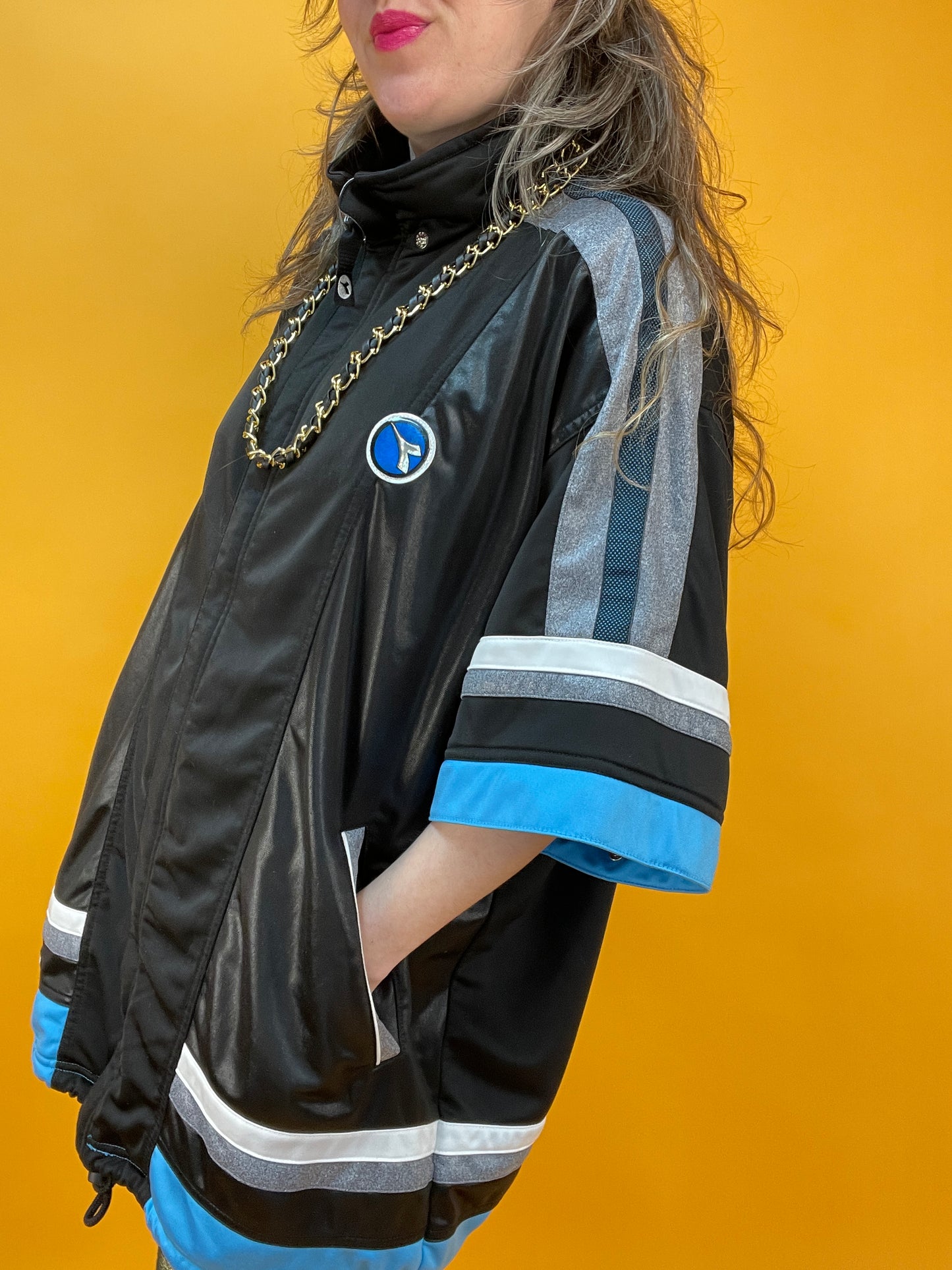 Sporty Kurzarmsweater für lässige Streetcredibility im Wet-Look Design