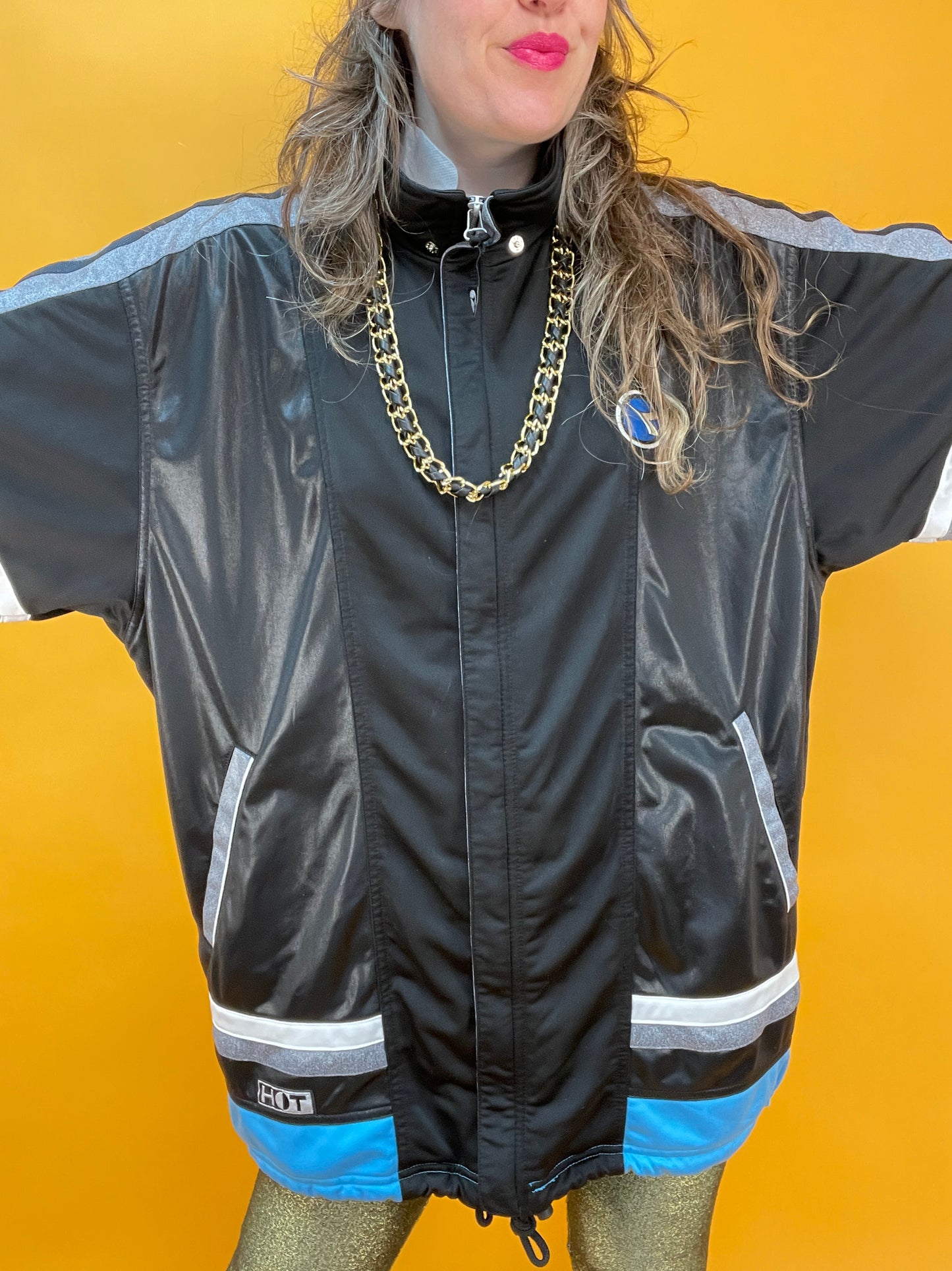 Sporty Kurzarmsweater für lässige Streetcredibility im Wet-Look Design