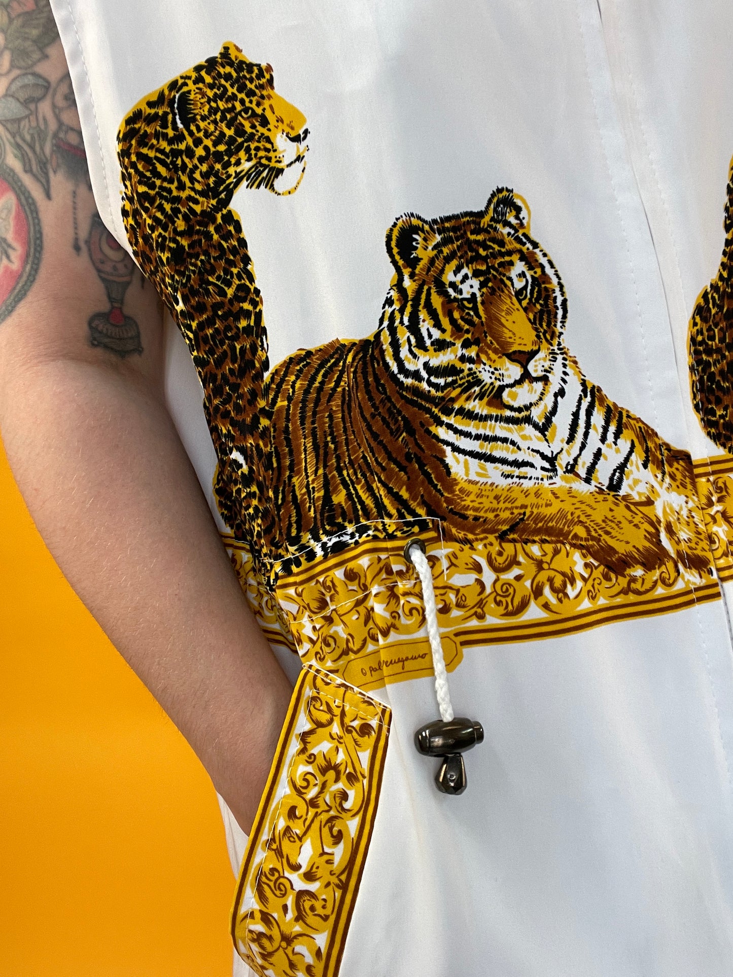 80s/90s Weste mit Tigern, Leoparden und Brokatschnörkeln