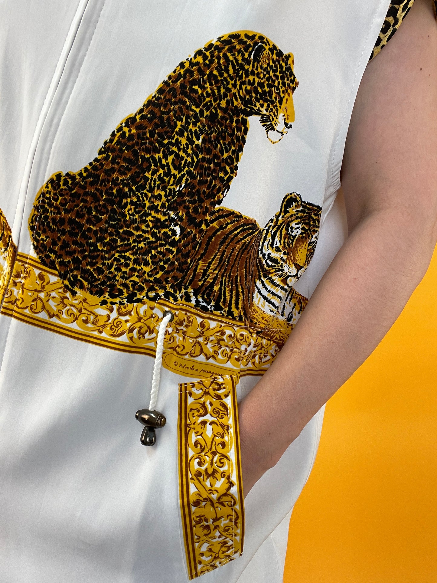 80s/90s Weste mit Tigern, Leoparden und Brokatschnörkeln
