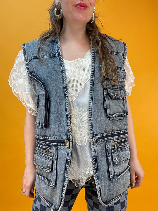 Superlässige Denimweste mit zahlreichen aufgesetzten Taschen