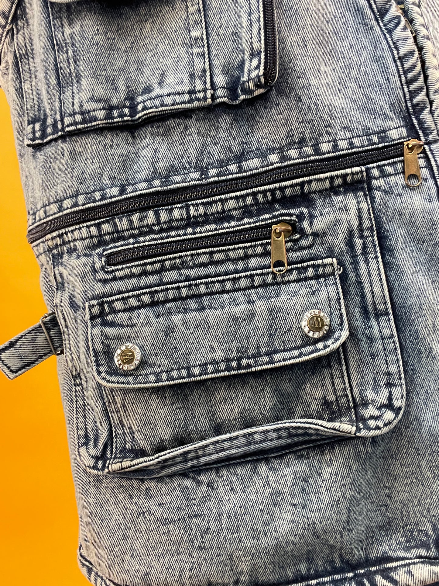 Superlässige Denimweste mit zahlreichen aufgesetzten Taschen