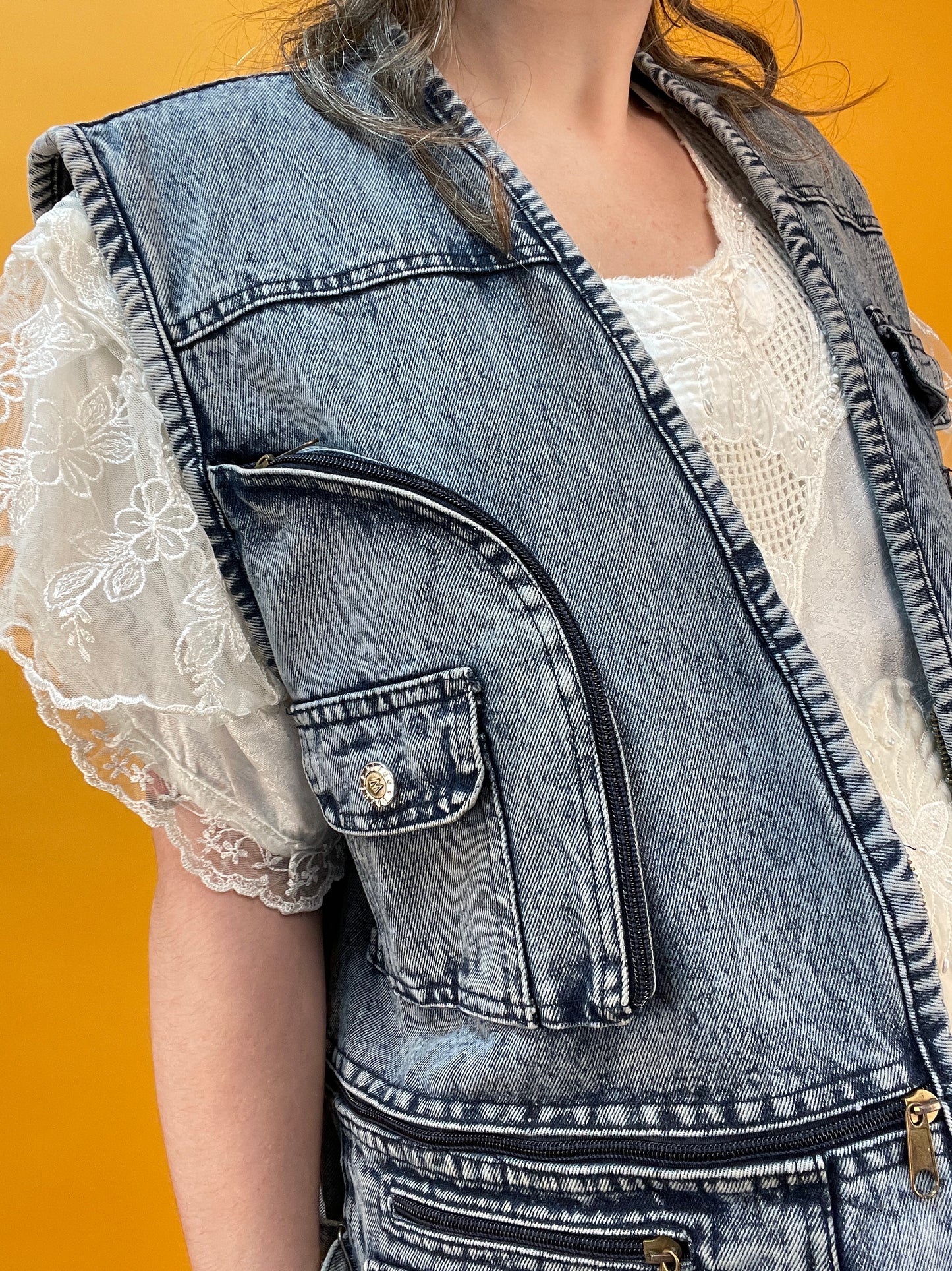 Superlässige Denimweste mit zahlreichen aufgesetzten Taschen