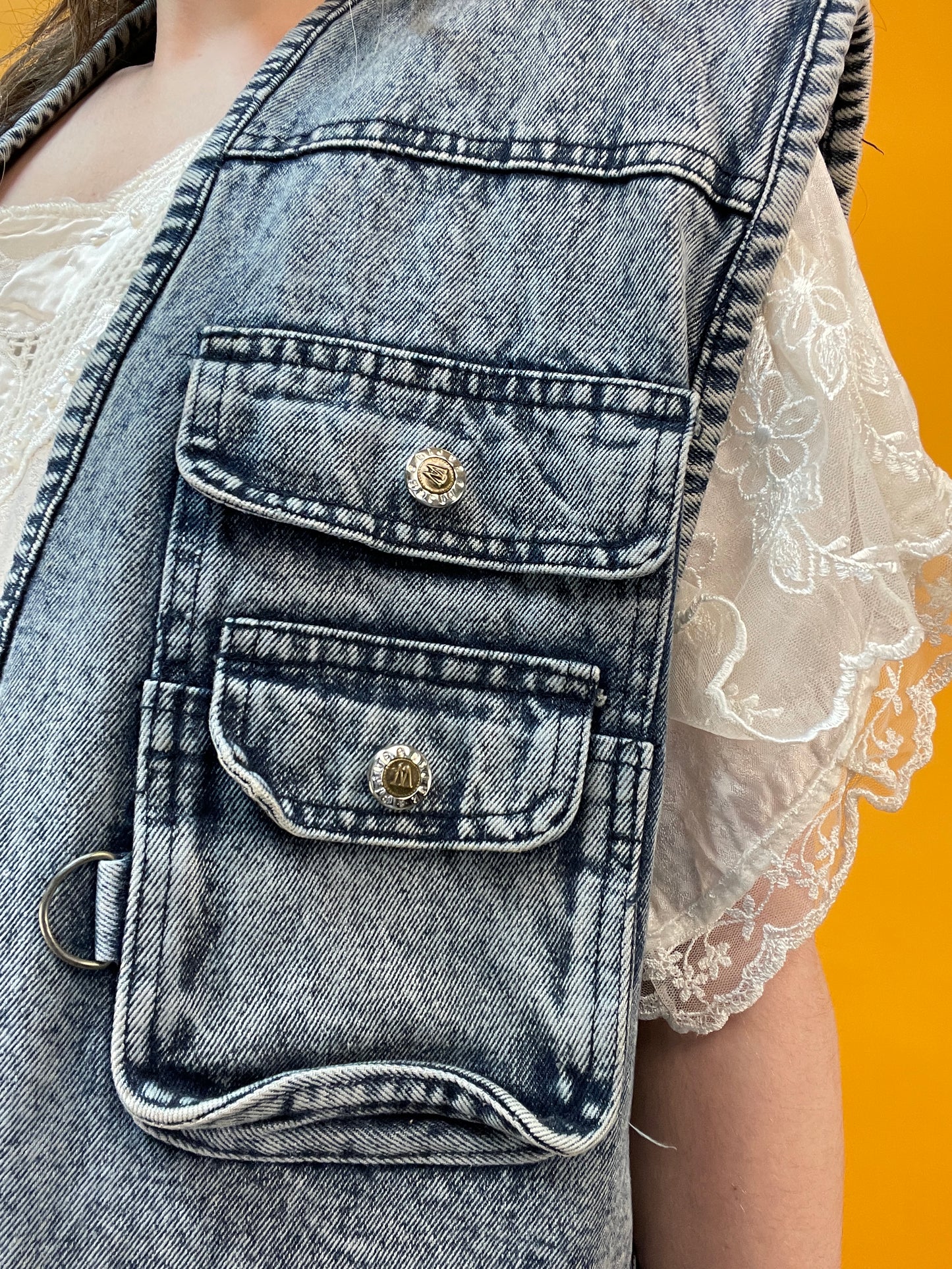 Superlässige Denimweste mit zahlreichen aufgesetzten Taschen