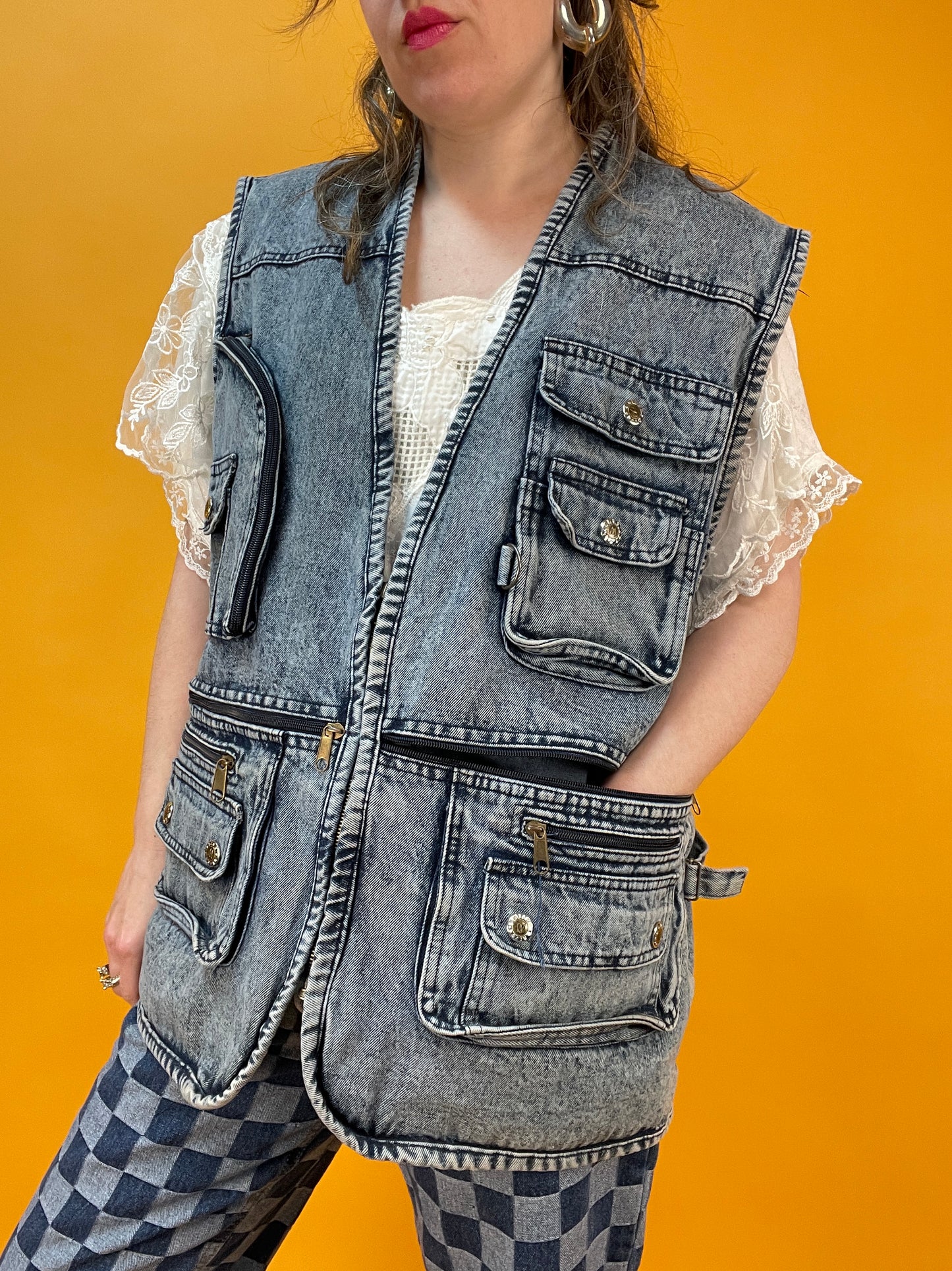 Superlässige Denimweste mit zahlreichen aufgesetzten Taschen
