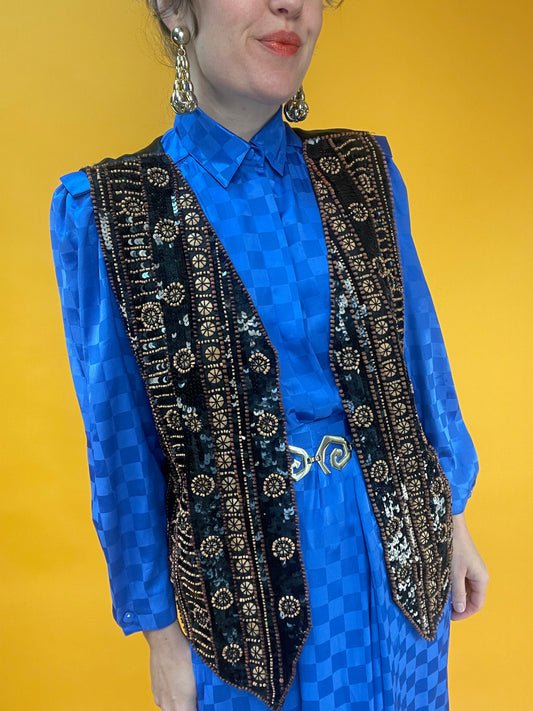 Ethno-Eleganza: Opulent bestickte Weste mit Holzperlen und Pailletten