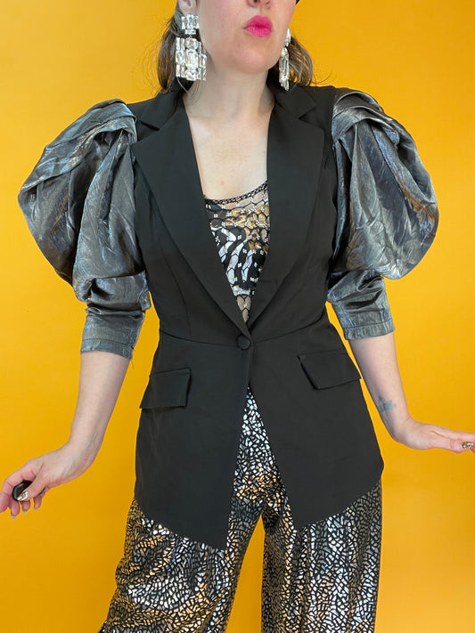 Fantastischer Blazer mit ultra-avantgardistischen Faltenärmeln