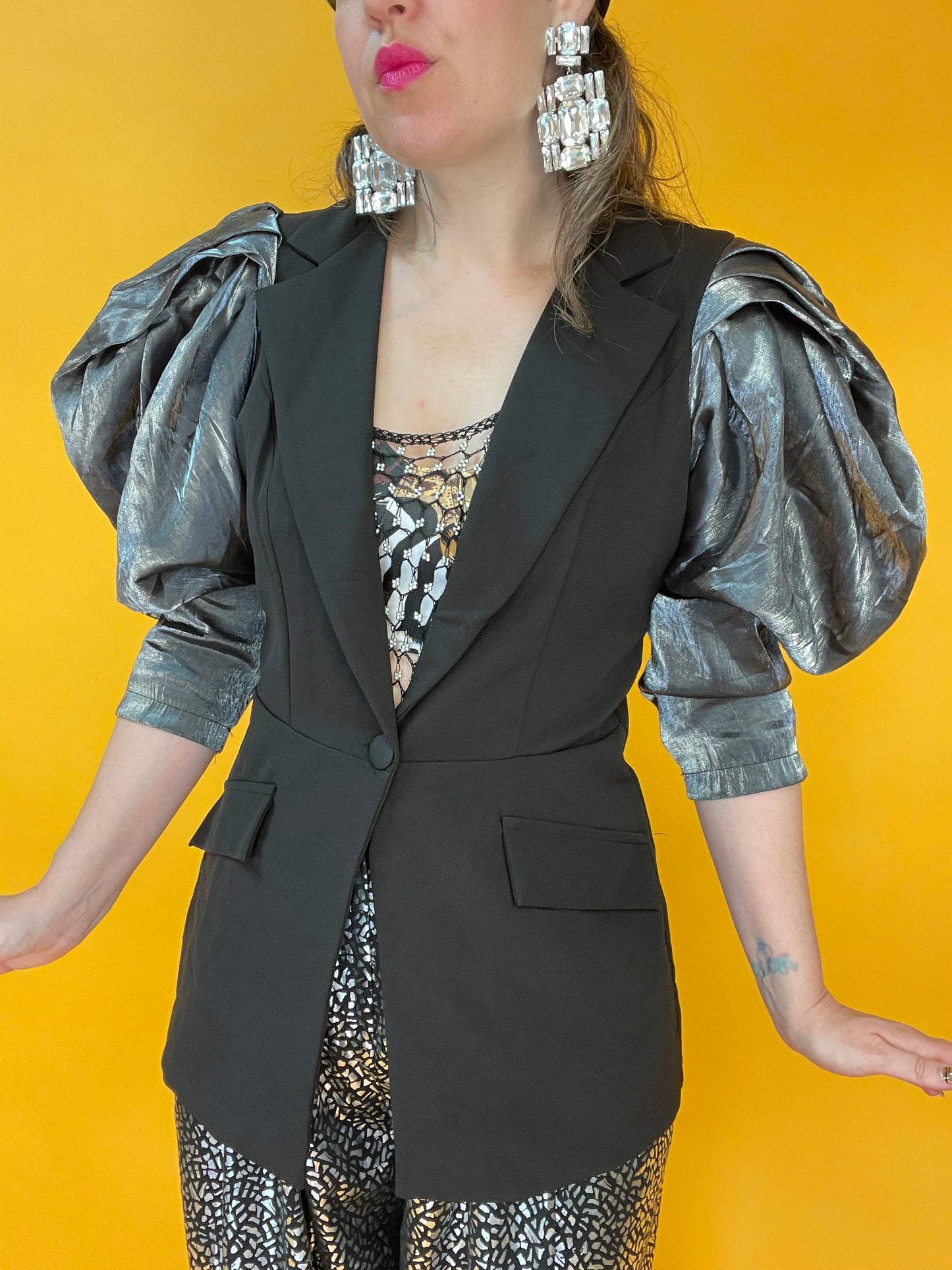 Fantastischer Blazer mit ultra-avantgardistischen Faltenärmeln