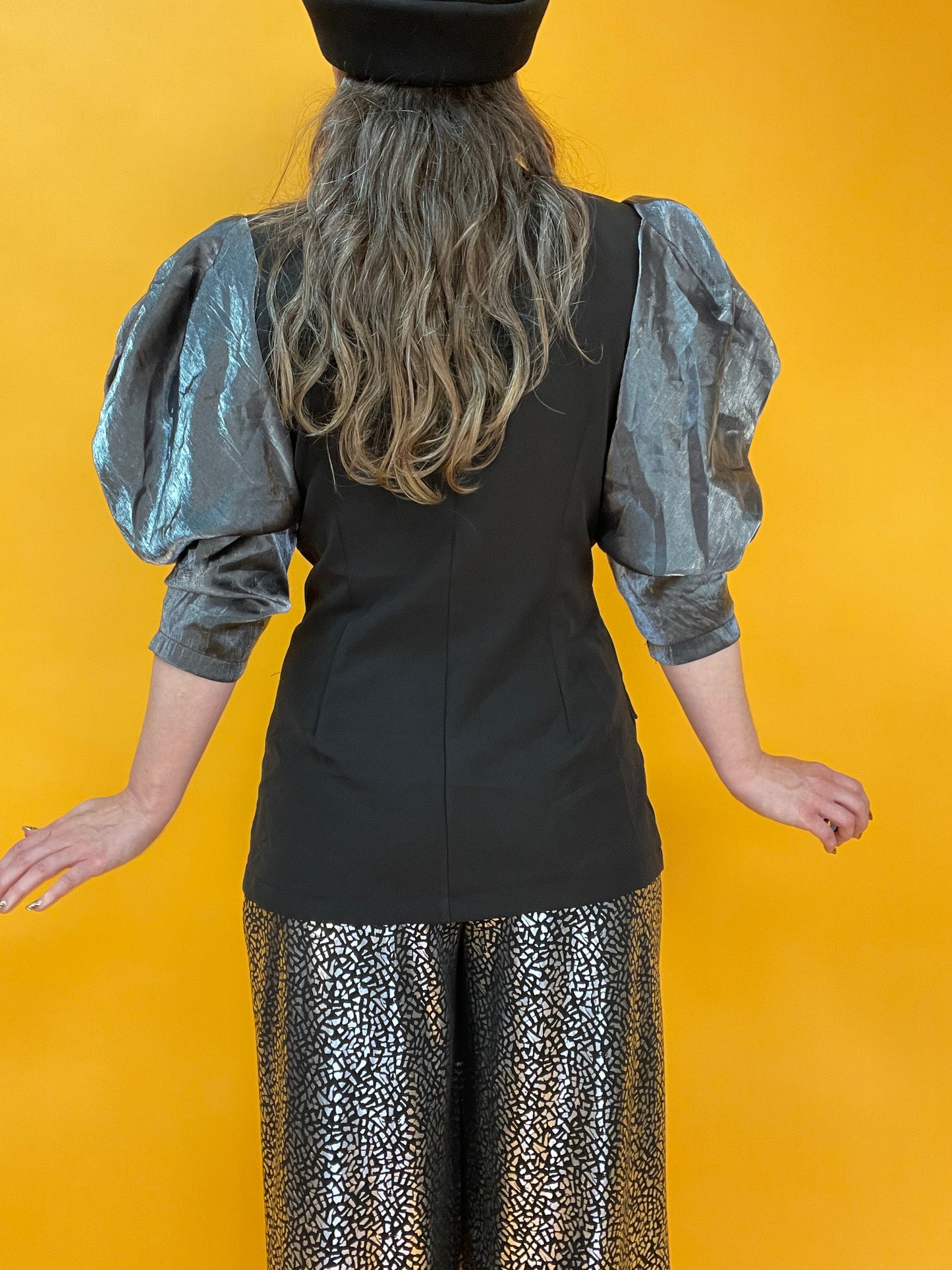 Fantastischer Blazer mit ultra-avantgardistischen Faltenärmeln