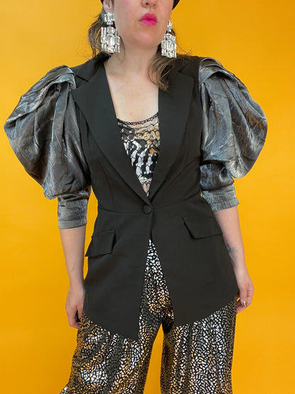 Fantastischer Blazer mit ultra-avantgardistischen Faltenärmeln