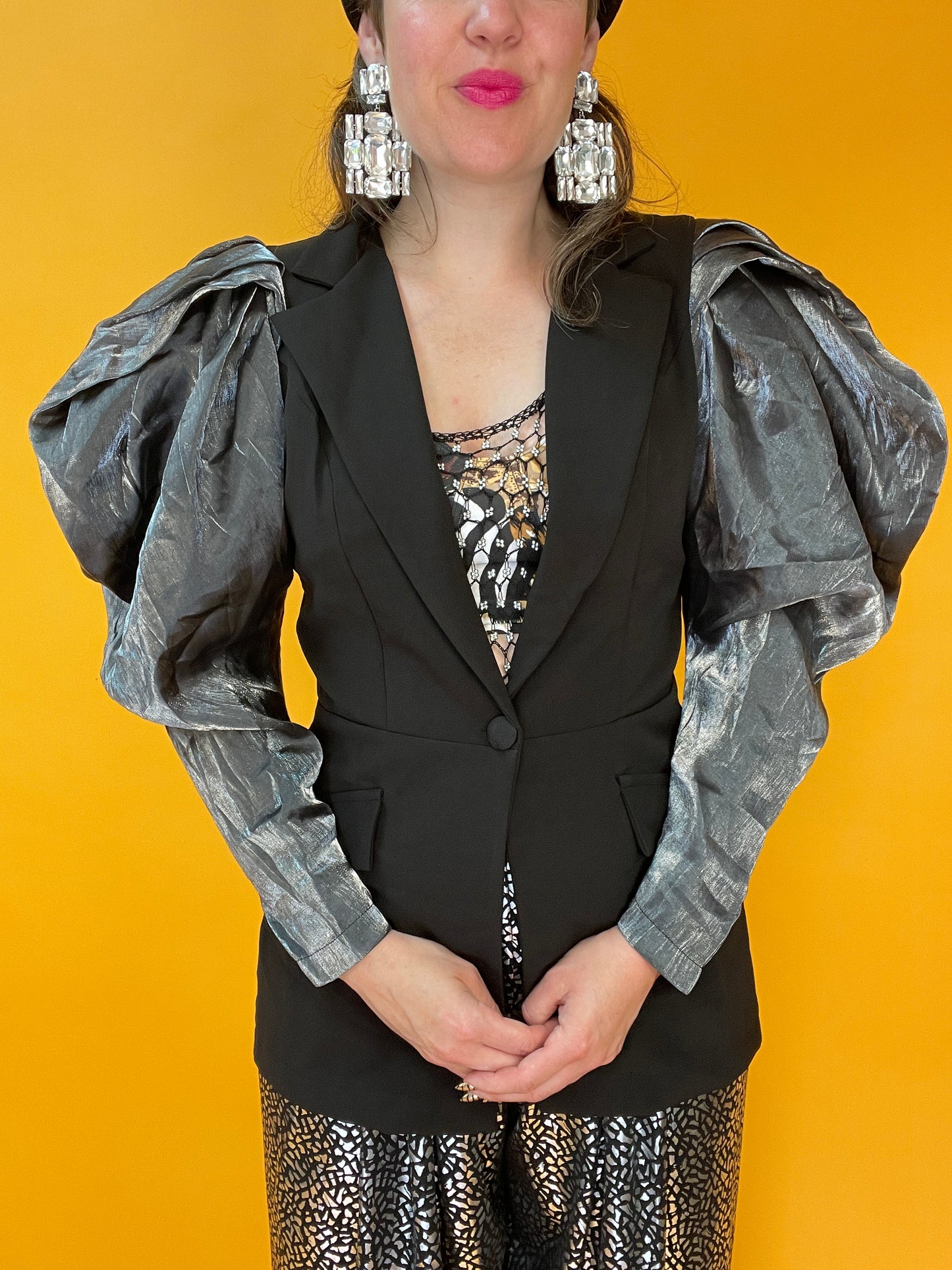Fantastischer Blazer mit ultra-avantgardistischen Faltenärmeln