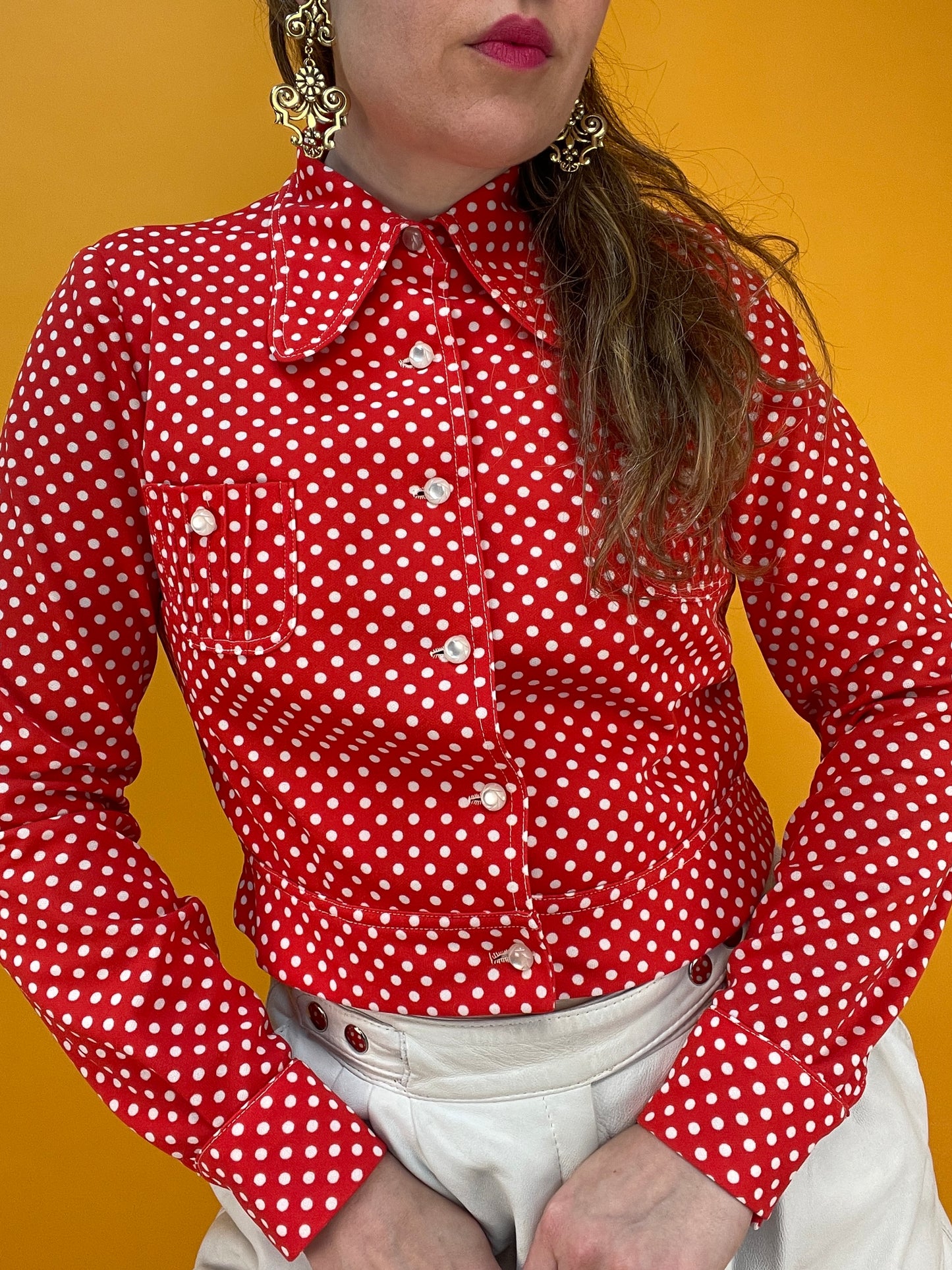 Süßes 70s Blusenjäckchen mit Polkadot-Print