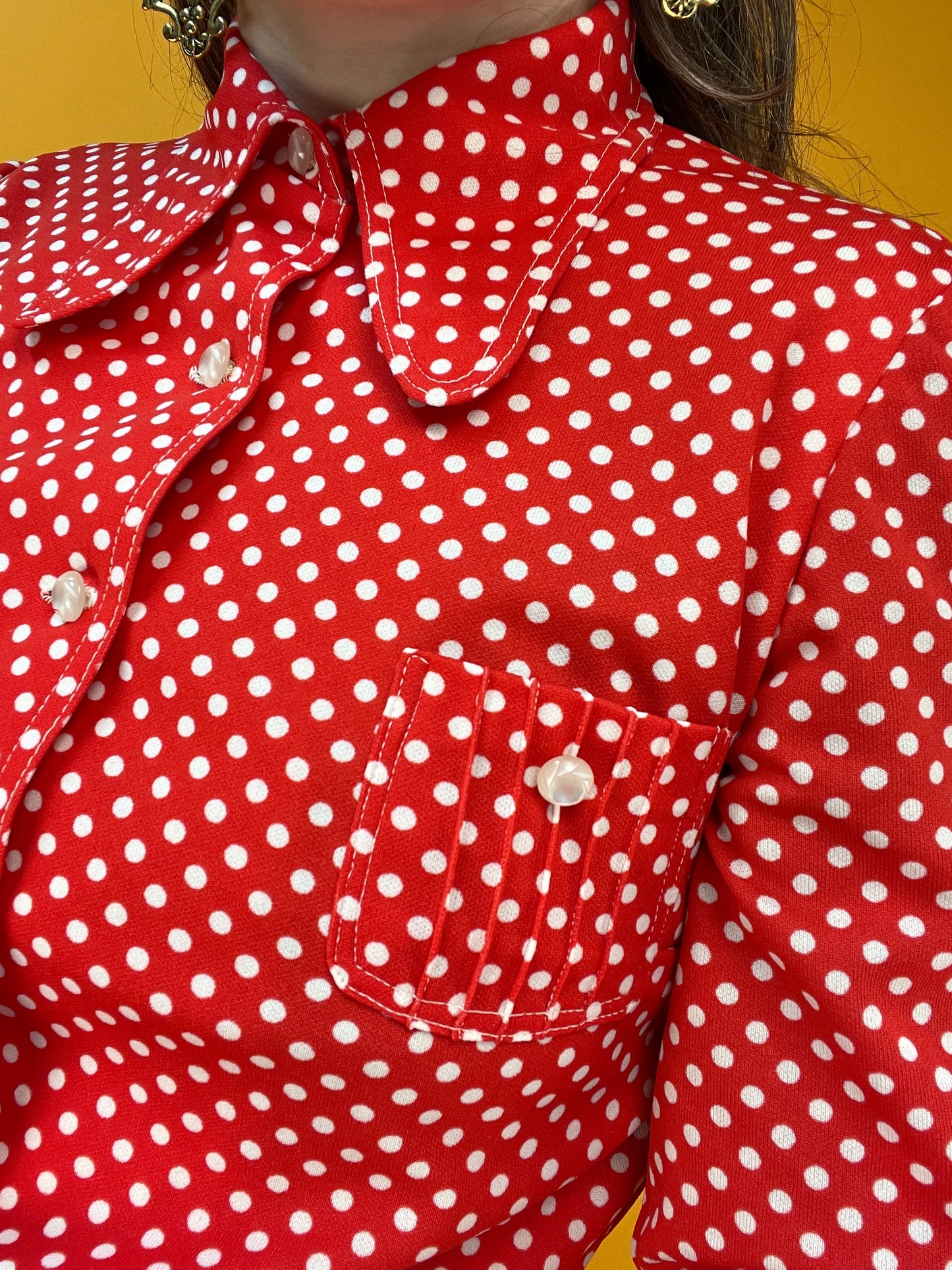 Süßes 70s Blusenjäckchen mit Polkadot-Print