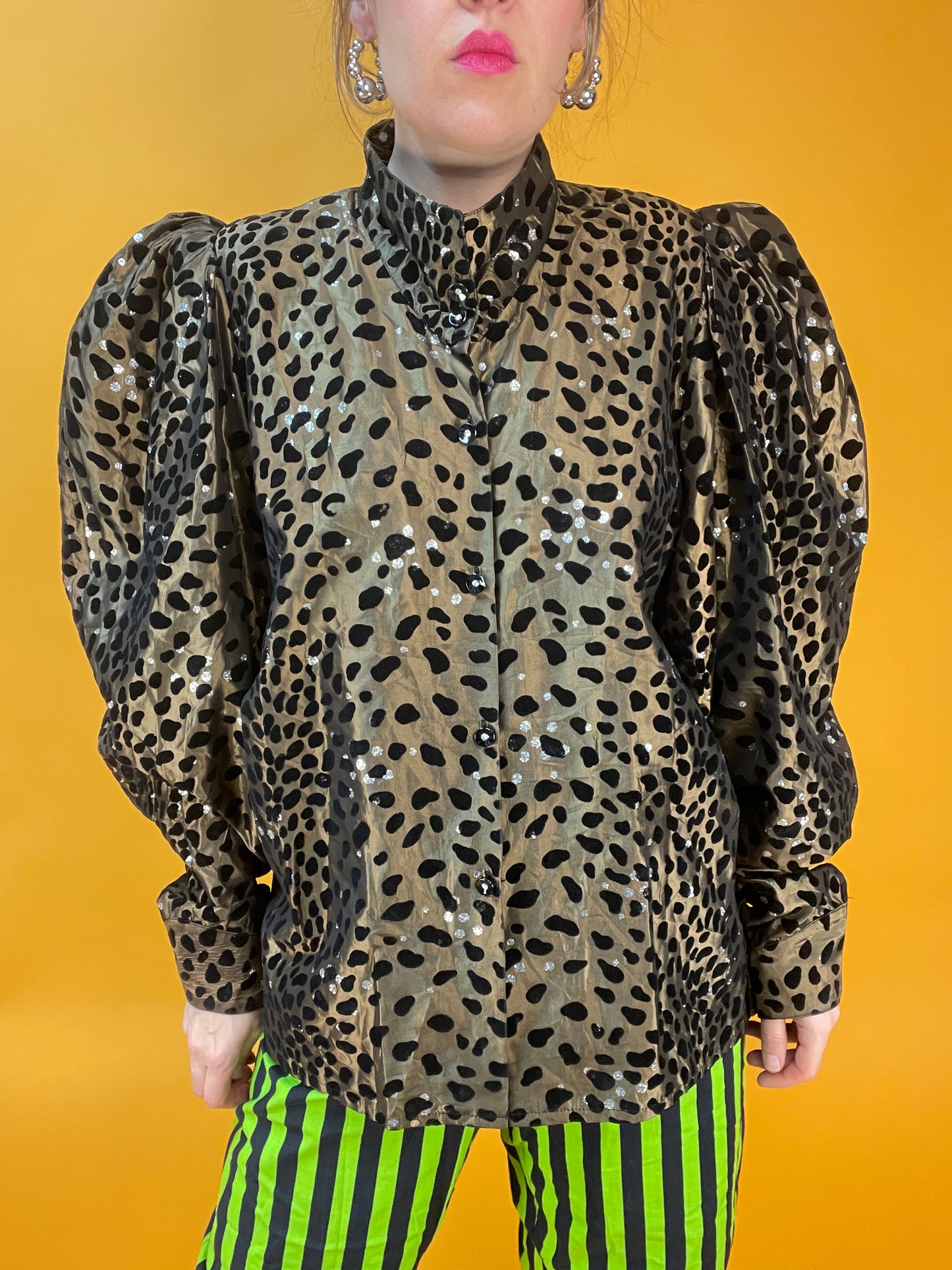 Avantgardistische Bluse mit XXL Fledermausärmeln, Leoparden-Flockdruck und silber Glitzer