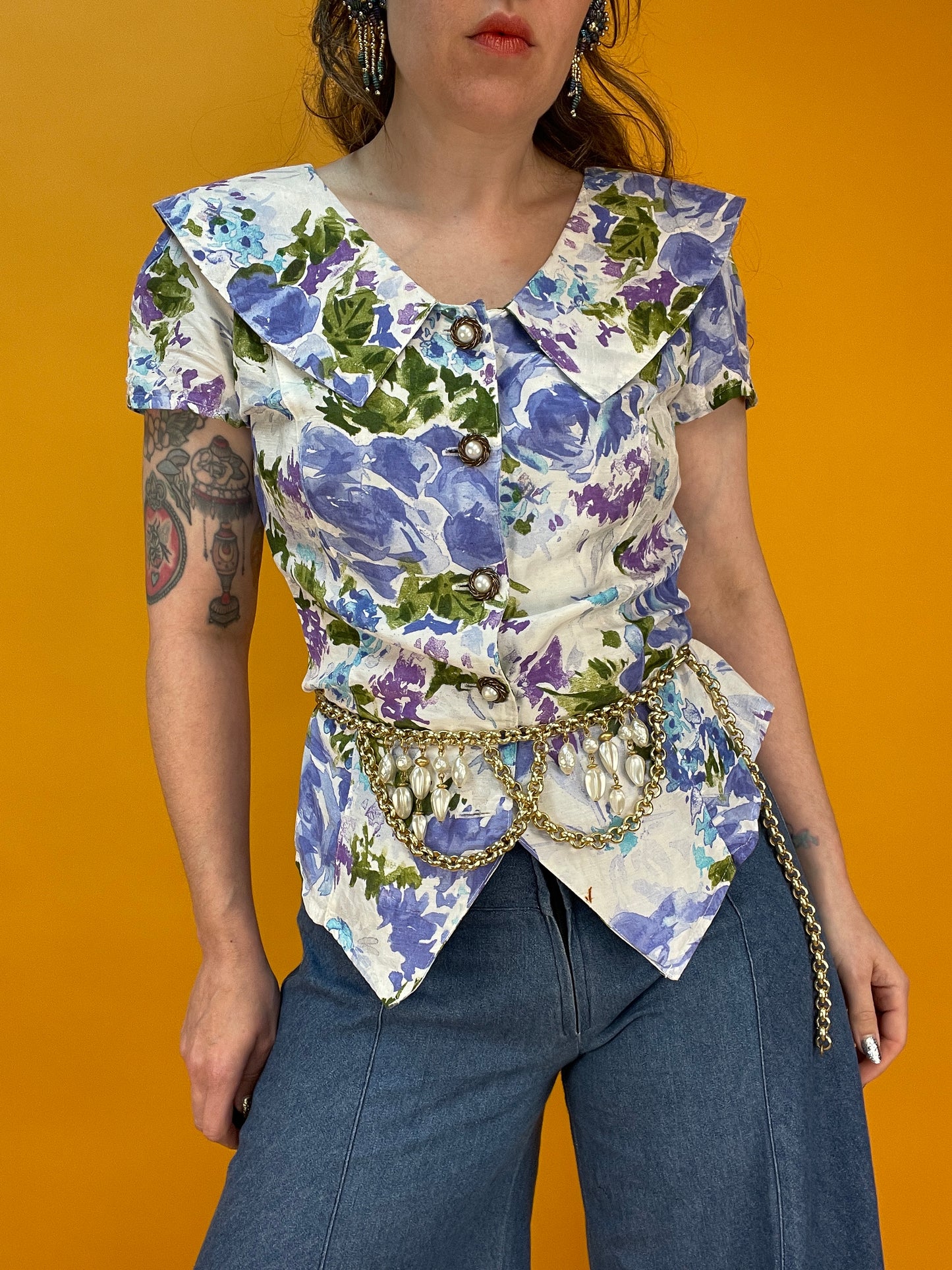 Vintage Blusenshirt mit abstraktem Blumenprint und großem Kragen