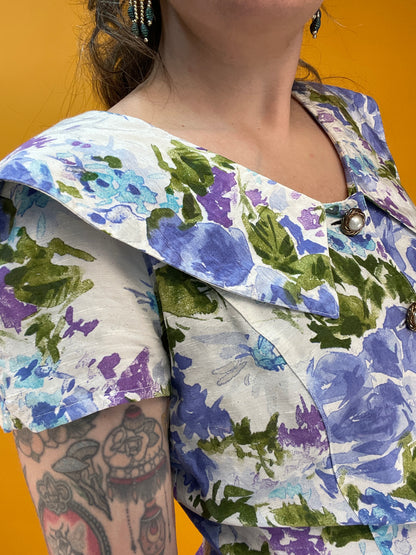 Vintage Blusenshirt mit abstraktem Blumenprint und großem Kragen