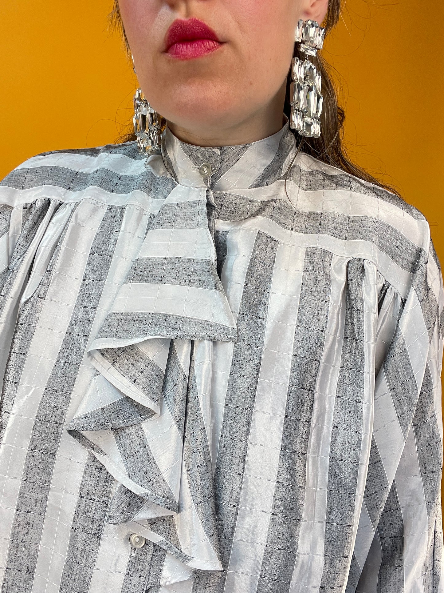 80s Streifenbluse mit Rüsche am Hals