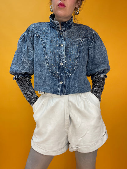 Upcycled 80s Denim Blusenshirt mit Nieten und Bestickung