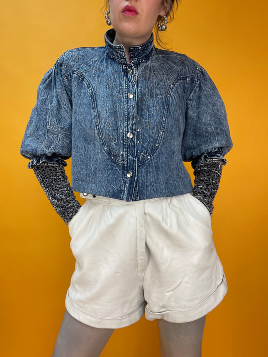 Upcycled 80s Denim Blusenshirt mit Nieten und Bestickung