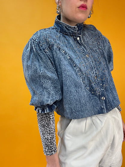 Upcycled 80s Denim Blusenshirt mit Nieten und Bestickung