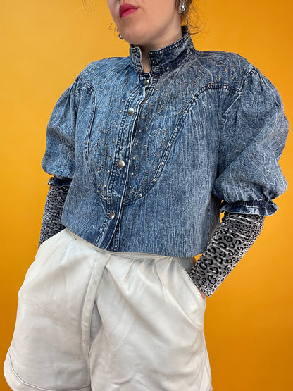 Upcycled 80s Denim Blusenshirt mit Nieten und Bestickung