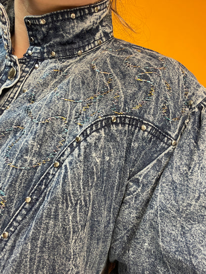 Upcycled 80s Denim Blusenshirt mit Nieten und Bestickung