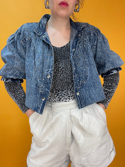 Upcycled 80s Denim Blusenshirt mit Nieten und Bestickung