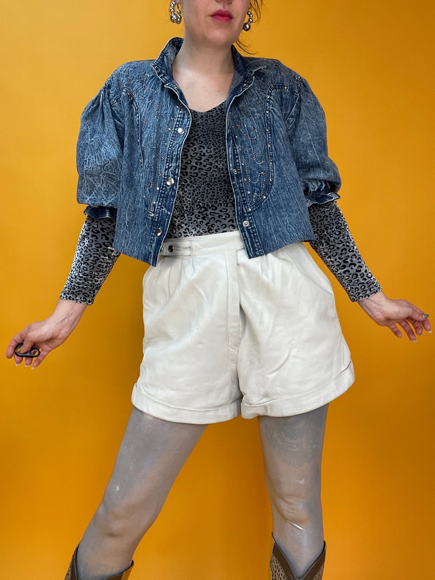 Upcycled 80s Denim Blusenshirt mit Nieten und Bestickung