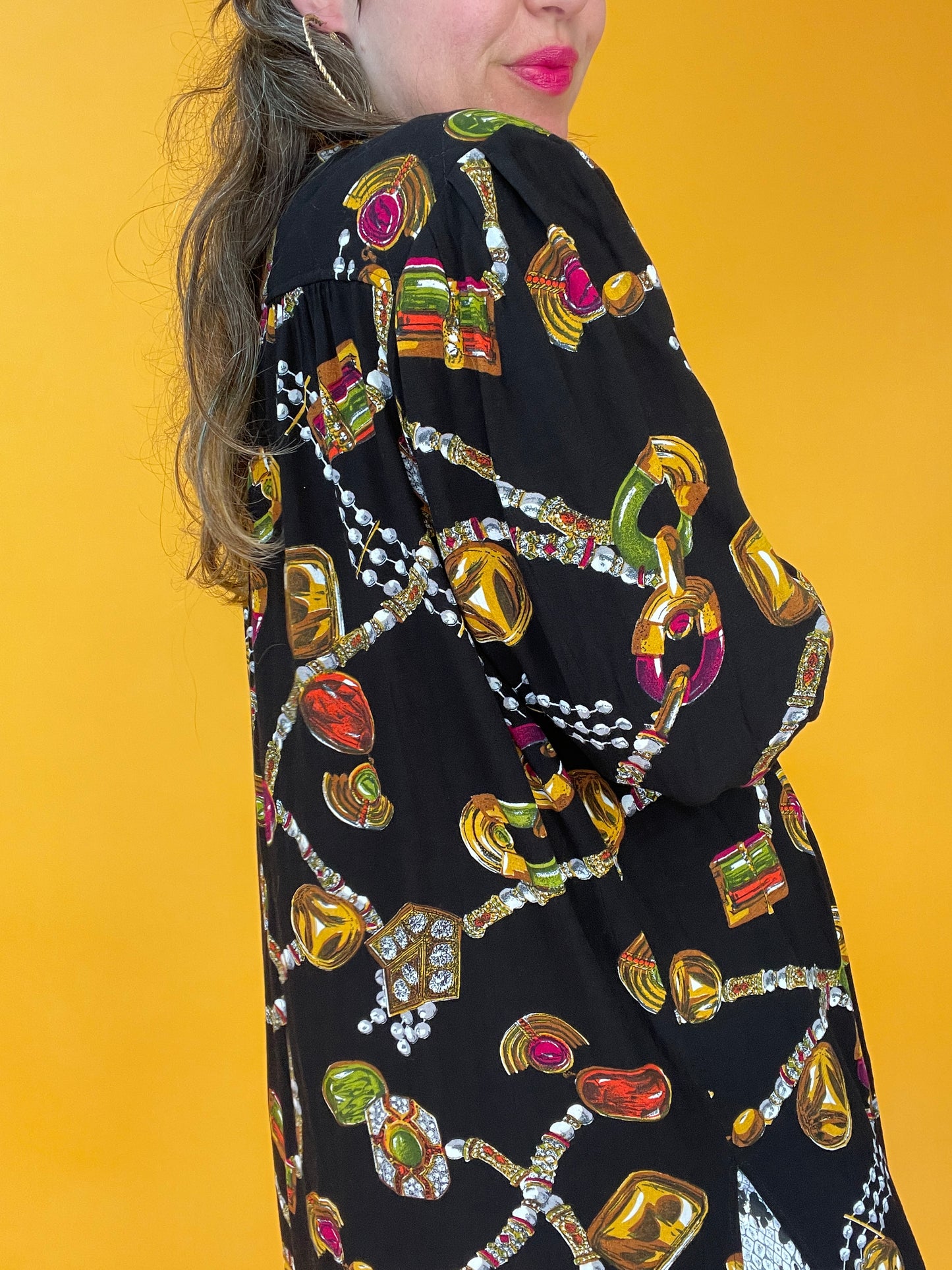 Lässige 80s/90s Longbluse mit dekadentem Juwelenprint