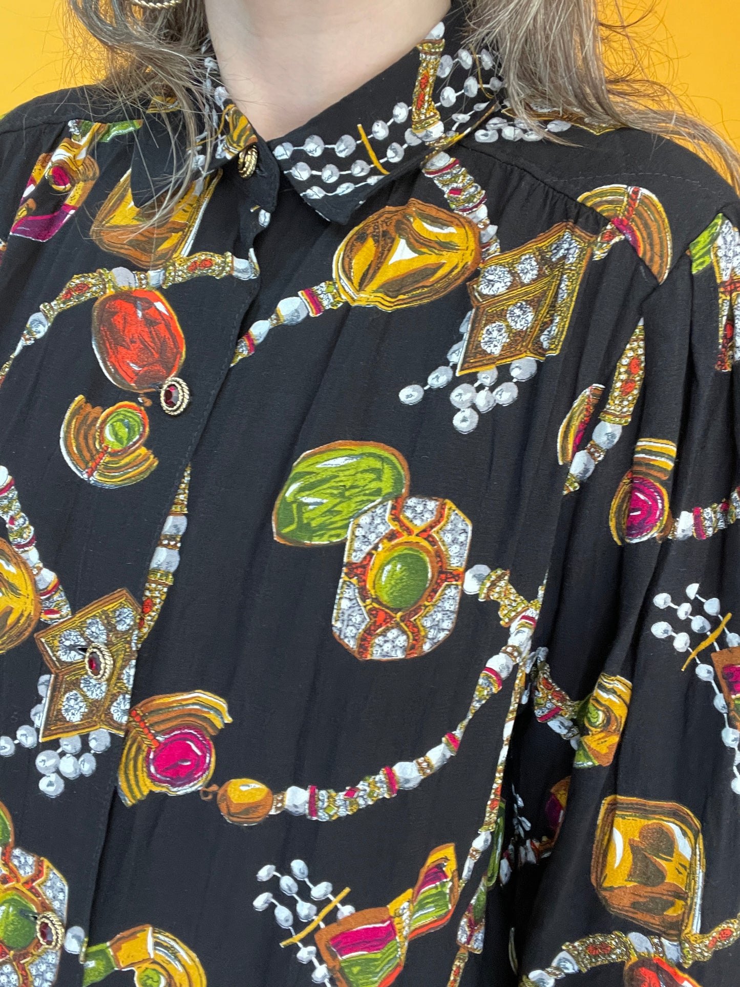 Lässige 80s/90s Longbluse mit dekadentem Juwelenprint