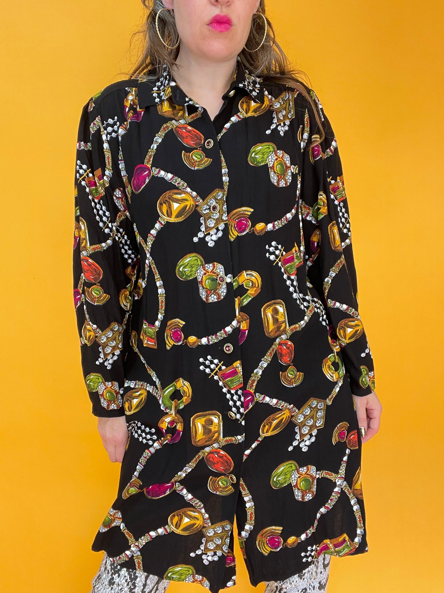 Lässige 80s/90s Longbluse mit dekadentem Juwelenprint