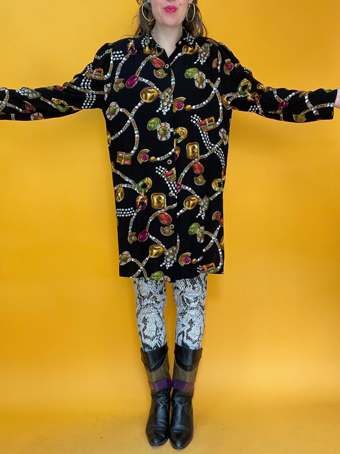 Lässige 80s/90s Longbluse mit dekadentem Juwelenprint