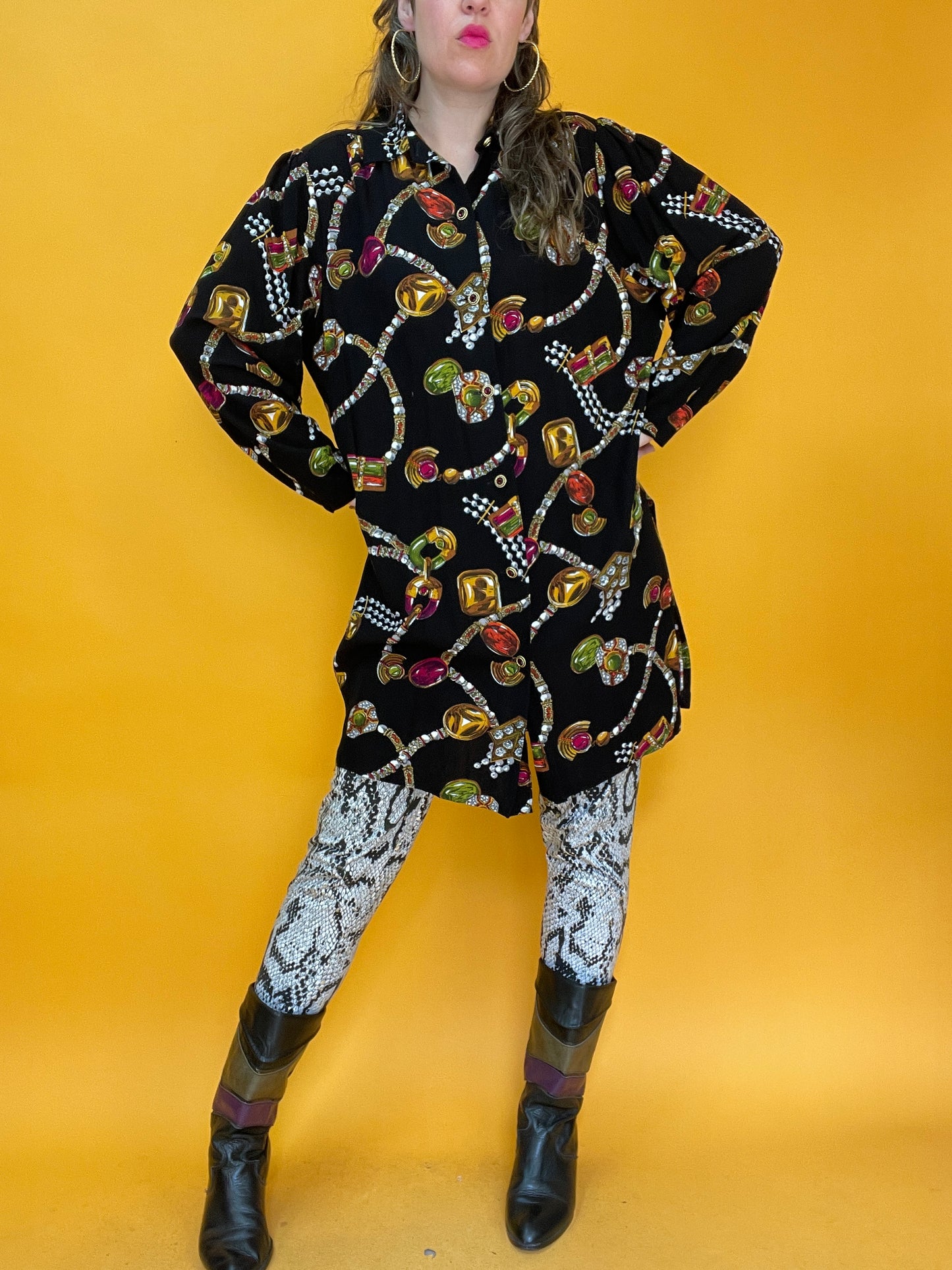 Lässige 80s/90s Longbluse mit dekadentem Juwelenprint