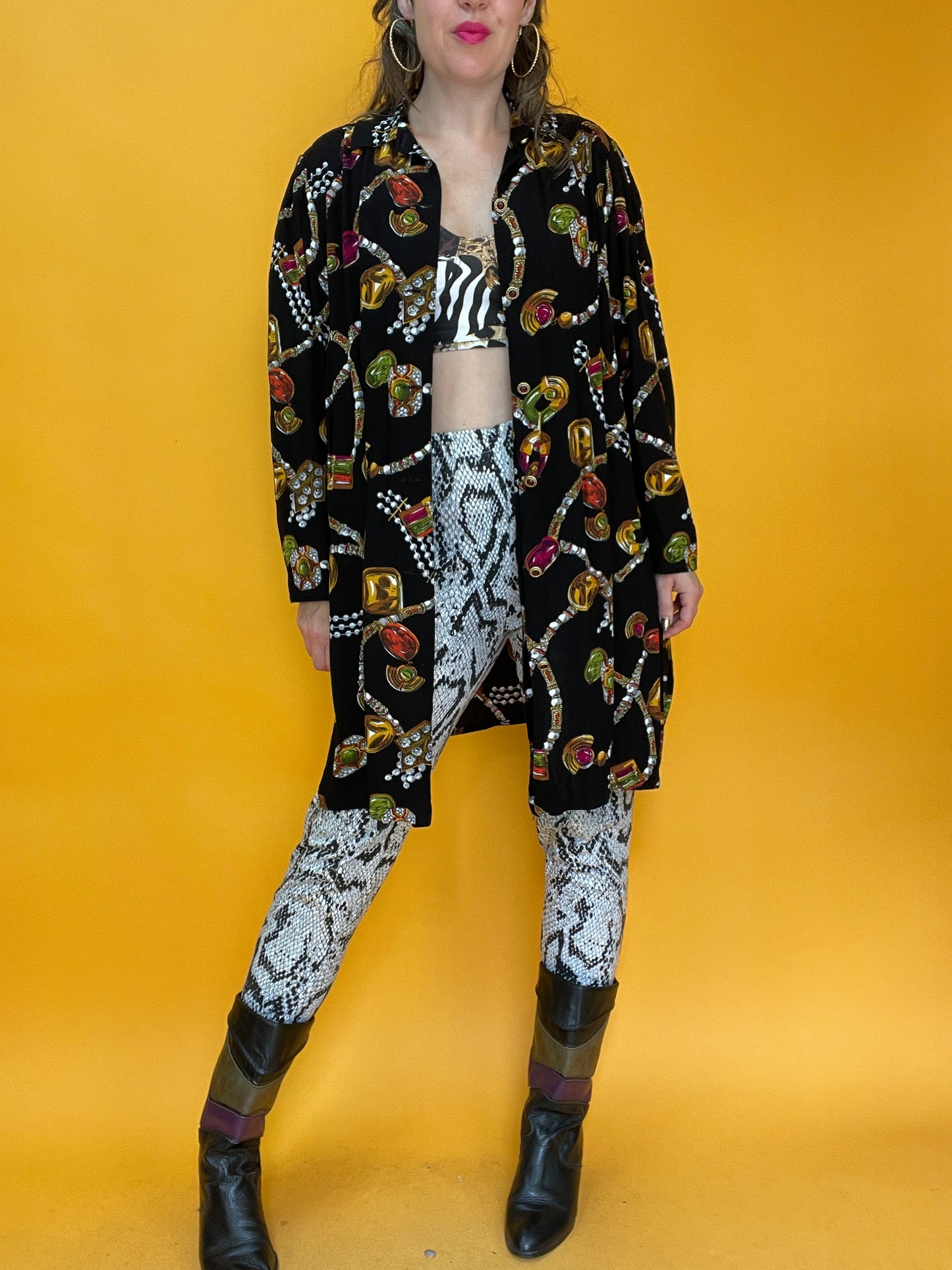 Lässige 80s/90s Longbluse mit dekadentem Juwelenprint