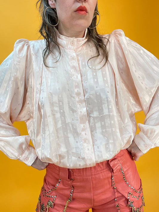 Roséfarbene 80s Bluse mit opulenten Ärmeln und schimmerndem Webmuster