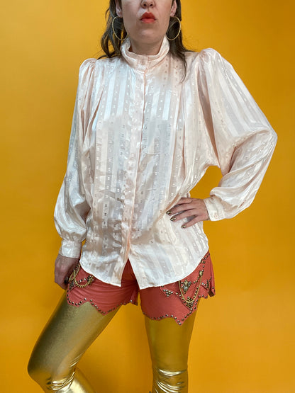 Roséfarbene 80s Bluse mit opulenten Ärmeln und schimmerndem Webmuster