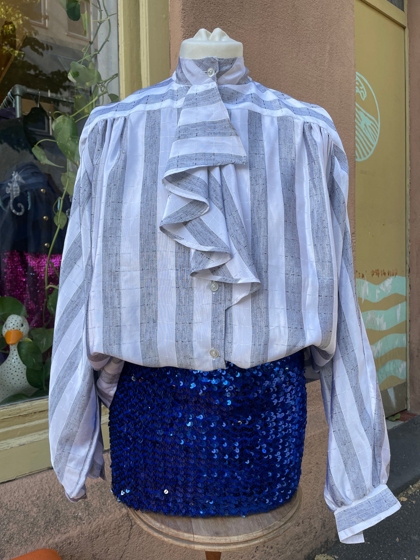 80s Streifenbluse mit Rüschendekor am Hals