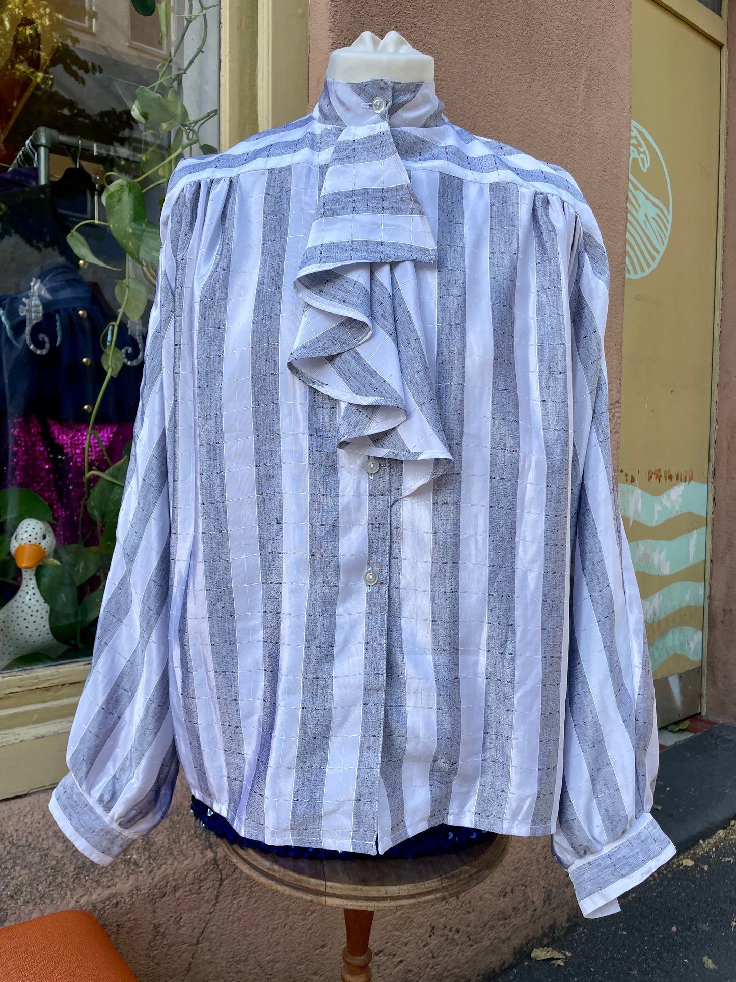 80s Streifenbluse mit Rüschendekor am Hals