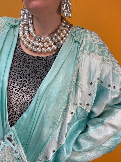 Opulentes 80s Blusenjackenshirt mit Nieten und Spitzenbesatz