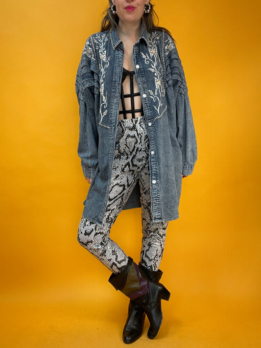 Lässige 80s Denim Longbluse mit silbernen Nieten und Bestickung