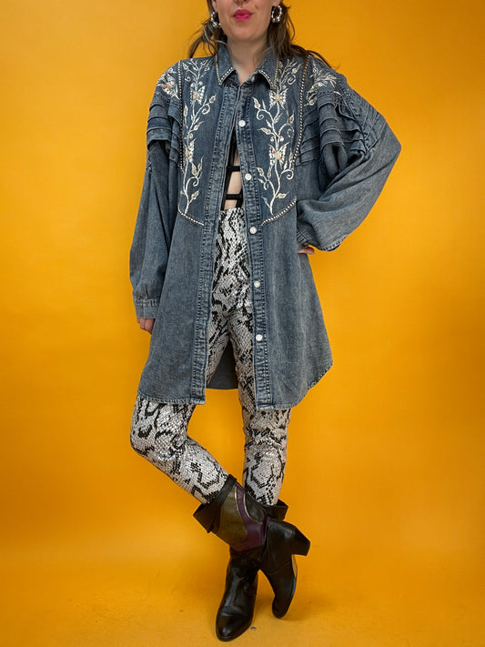 Lässige 80s Denim Longbluse mit silbernen Nieten und Bestickung