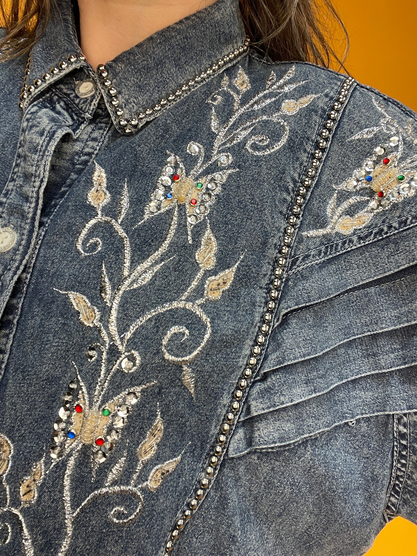 Lässige 80s Denim Longbluse mit silbernen Nieten und Bestickung