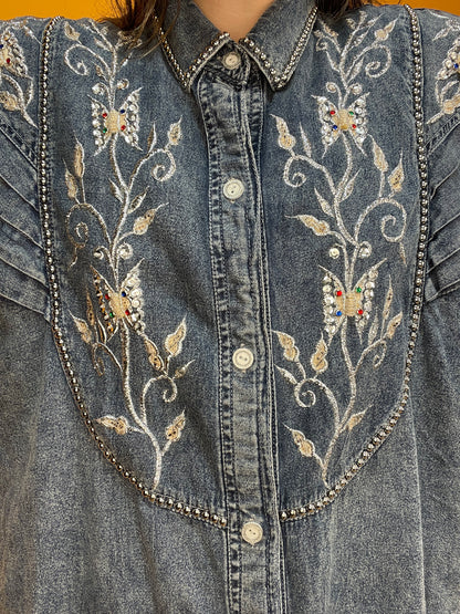 Lässige 80s Denim Longbluse mit silbernen Nieten und Bestickung