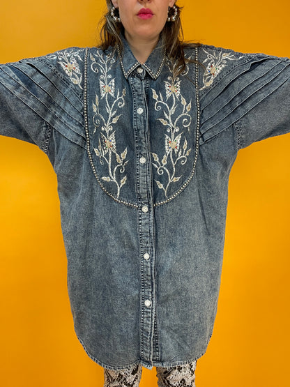 Lässige 80s Denim Longbluse mit silbernen Nieten und Bestickung