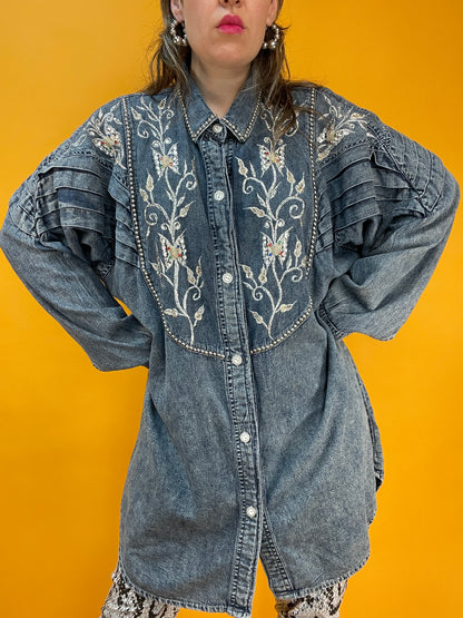 Lässige 80s Denim Longbluse mit silbernen Nieten und Bestickung